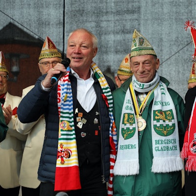 FBK-Präsident Gerd Breidenbach steht zwischen Ex-Höhnern und wird geehrt.