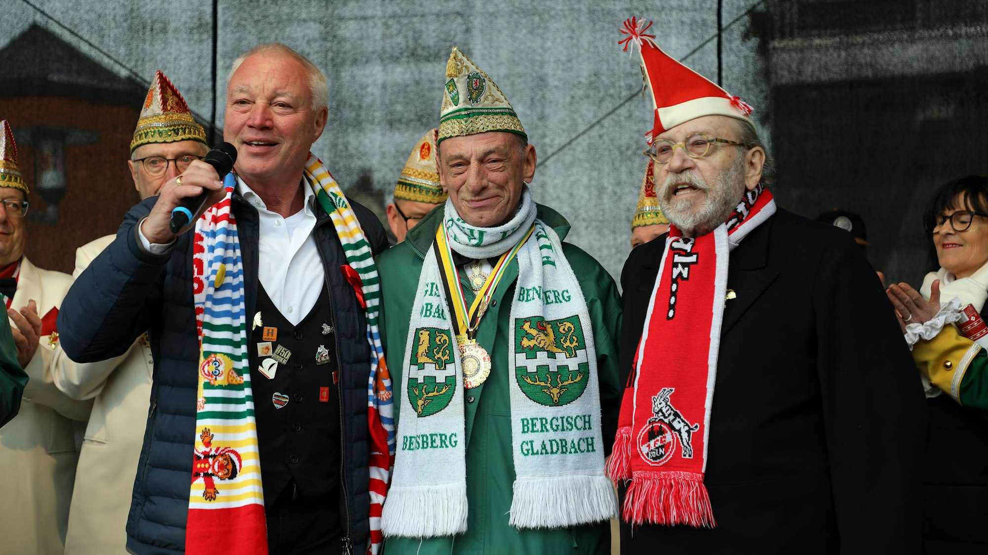 FBK-Präsident Gerd Breidenbach steht zwischen Ex-Höhnern und wird geehrt.
