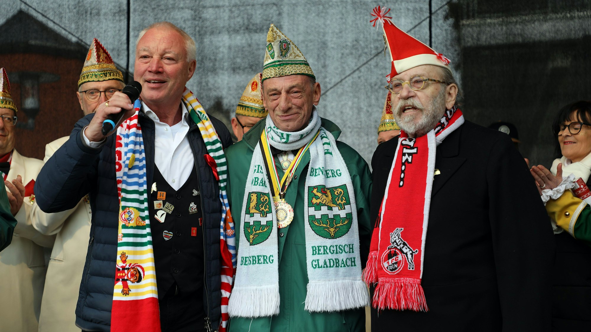 Die Ur-Höhner Peter Werner (l.) und Janus Fröhlich (r.) gratulieren dem Bensberger Festkomitee-Präsidenten Gerd Breidenbach zur höchsten deutschen Karnevalsauszeichnung.