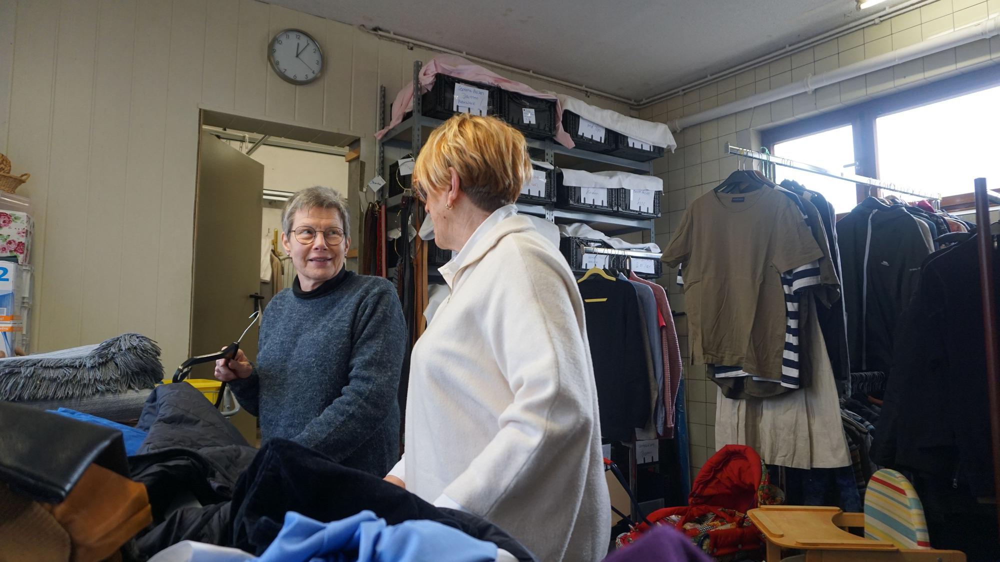 Edeltraud Engelen (v.r) und Hannelore Anders sortieren Kleider.