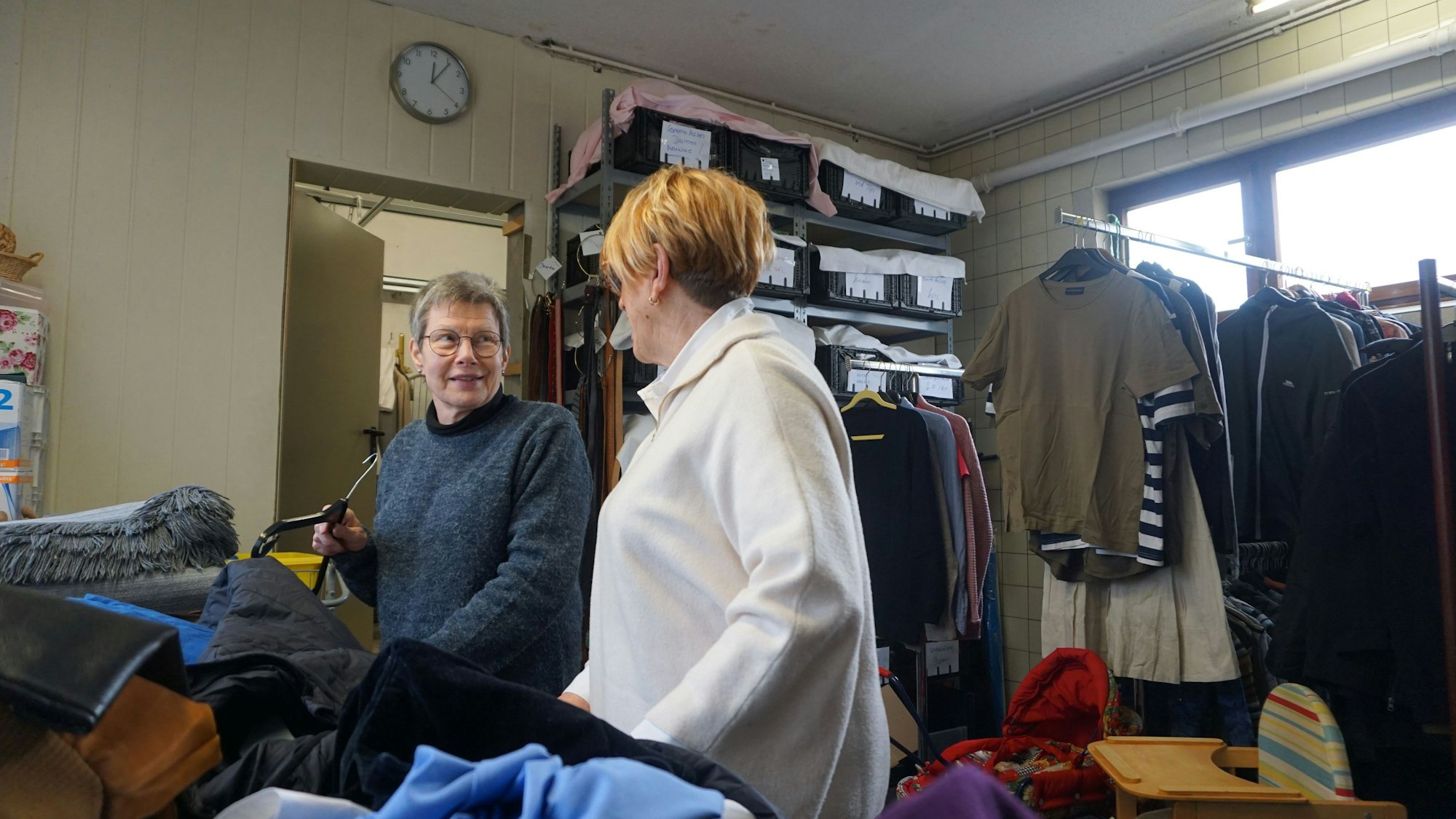 Edeltraud Engelen (v.r) und Hannelore Anders sortieren Kleider.