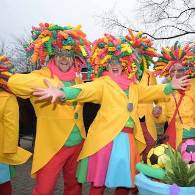 Bunt verkleidete Frauen jubeln in Kürten-Bechen.