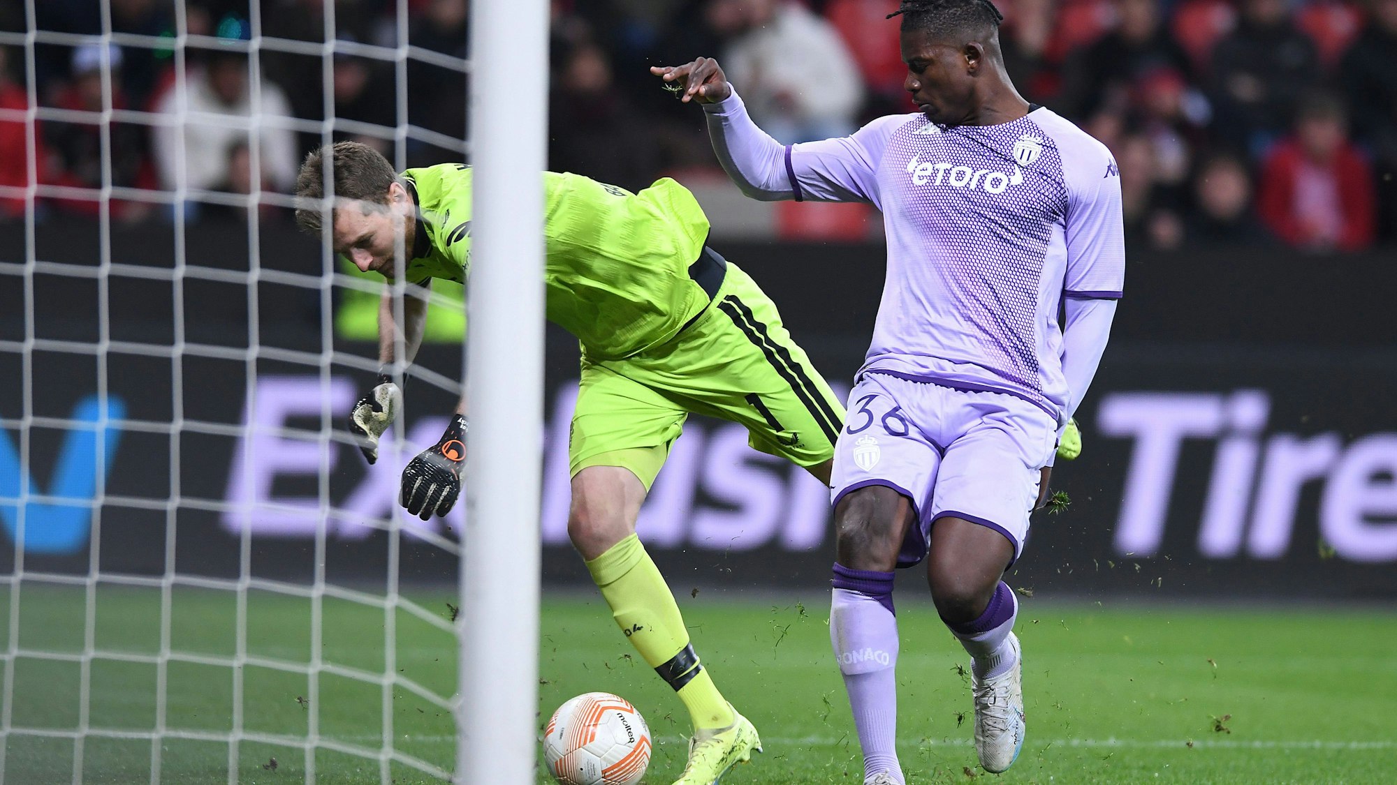 Folgenschwerer Patzer: Aus dem Duell zwischen Bayer-Keeper Lukas Hradecky (l.) und Breel Embolo entsteht das 0:1.