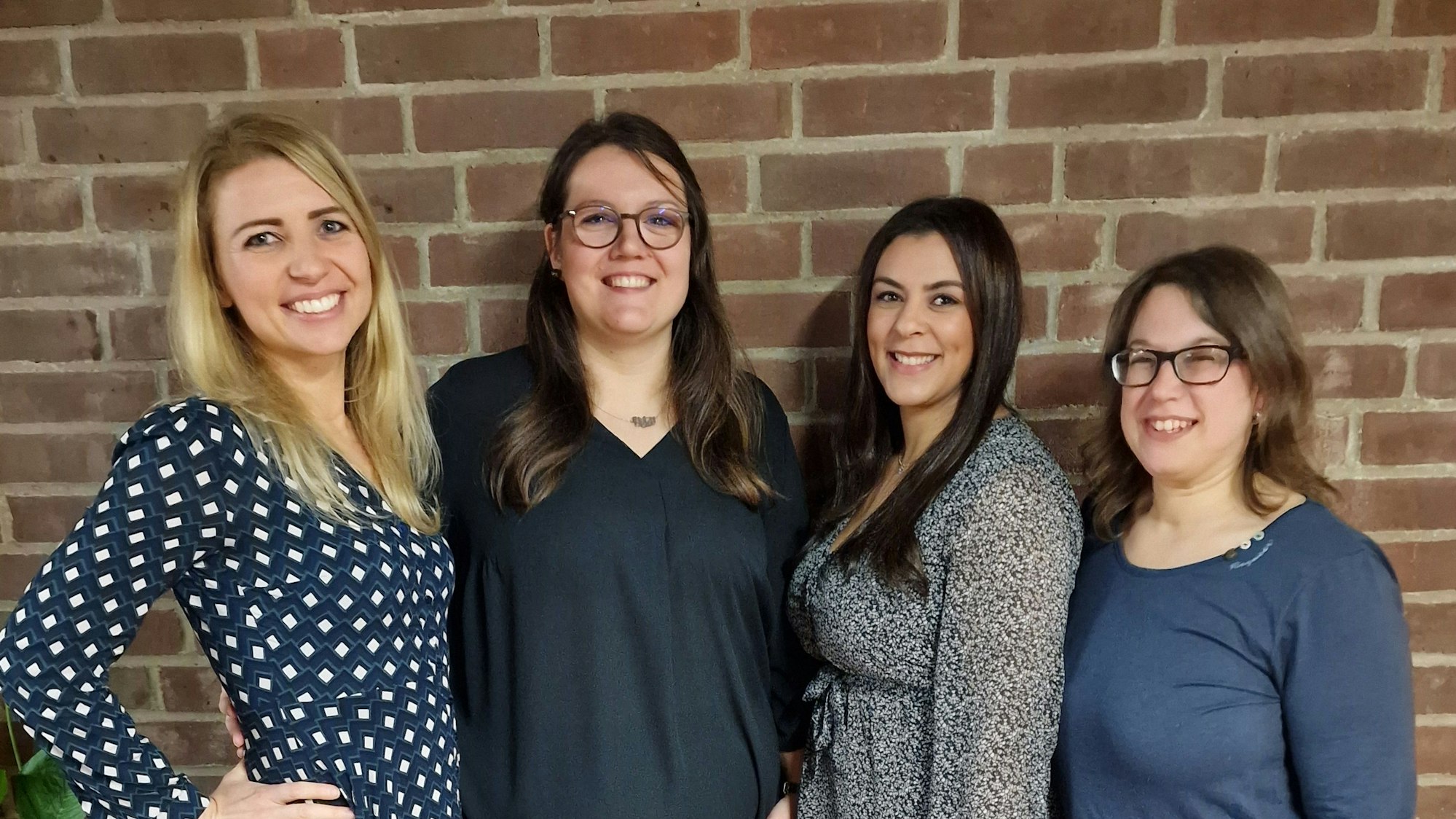 Es sind die vier Sprecherinnen zu sehen.