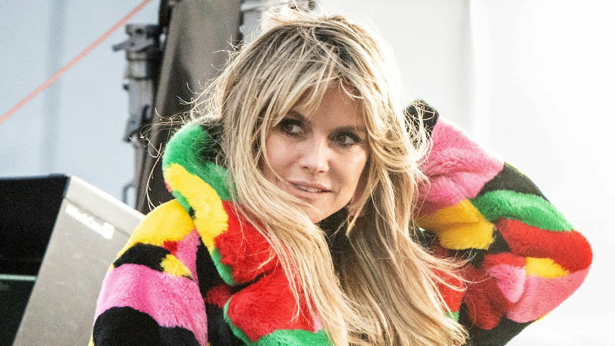 Heidi Klum steht bei Dreharbeiten zur 16. Staffel «Germany's next Topmodel» vor dem Hotel Adlon.