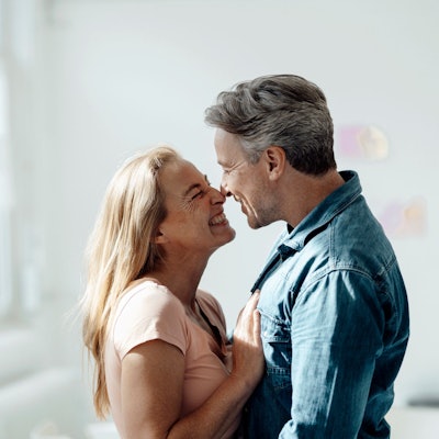 Ein verliebtes Paar küsst sich.