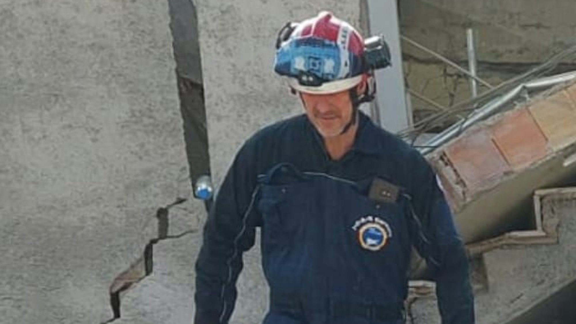 Ein Helfer im Erdbebengebiet der Türkei.