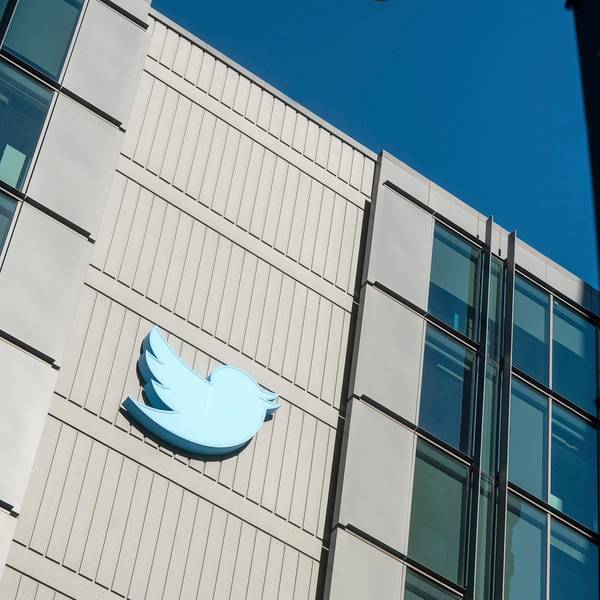 Ein Twitter-Logo hängt an einem Bürogebäude des Unternehmens in San Francisco