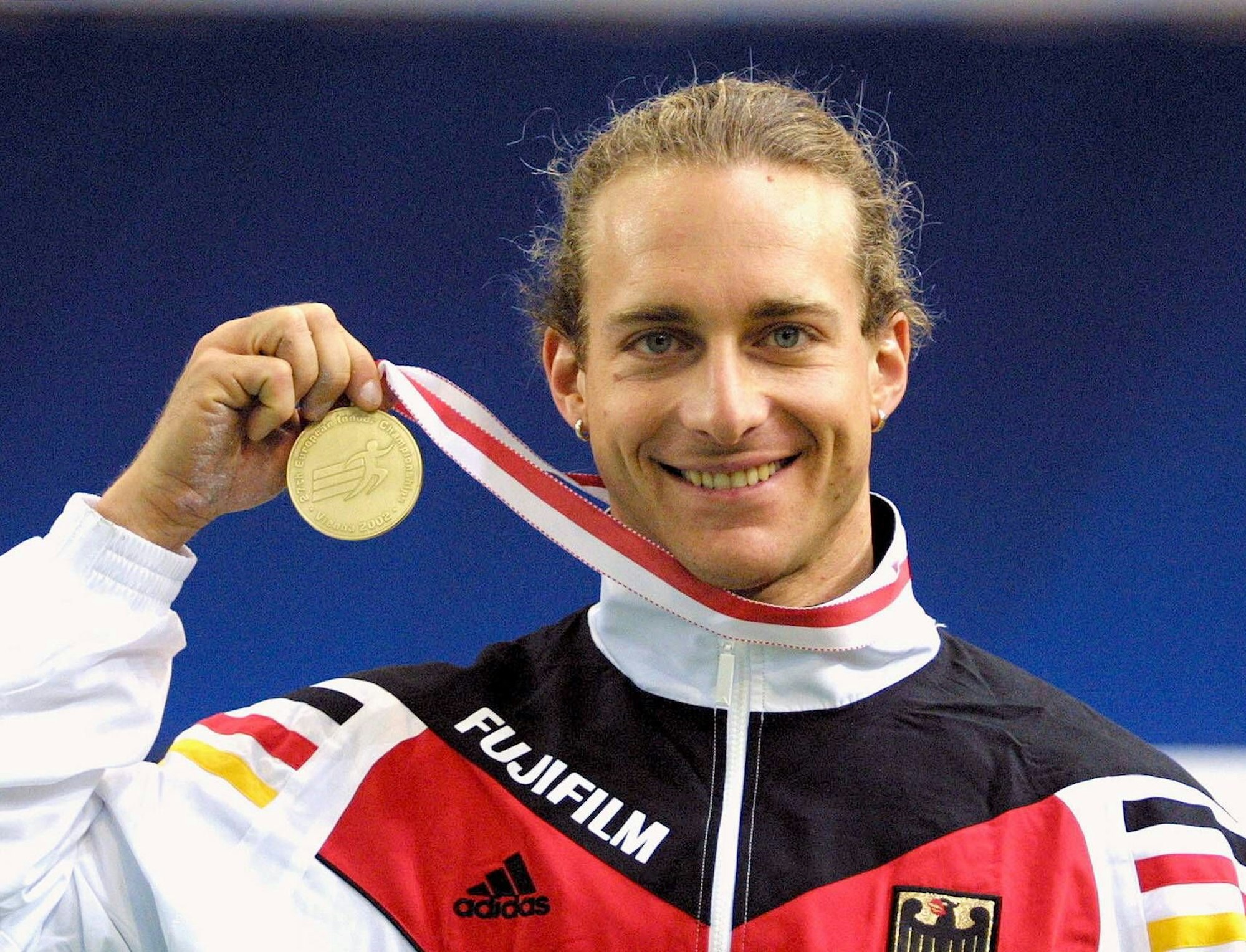 Europameister Tim Lobinger (Deutschland) bejubelt die Goldmedaille