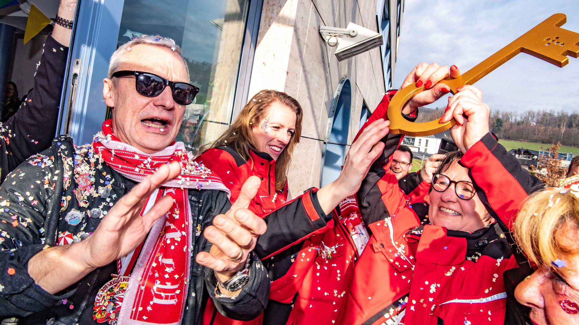 Einige Damen, der KG Rot-Weiß, halten den symbolischen Schlüssel in den Händen.