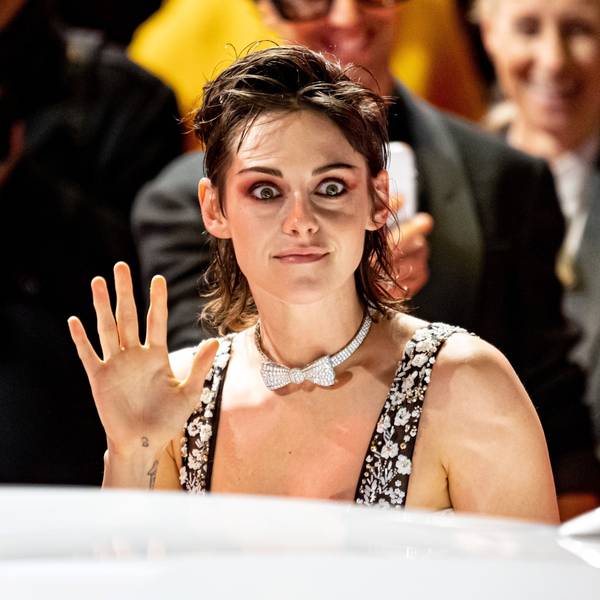 Kristen Stewart winkt den Fans.