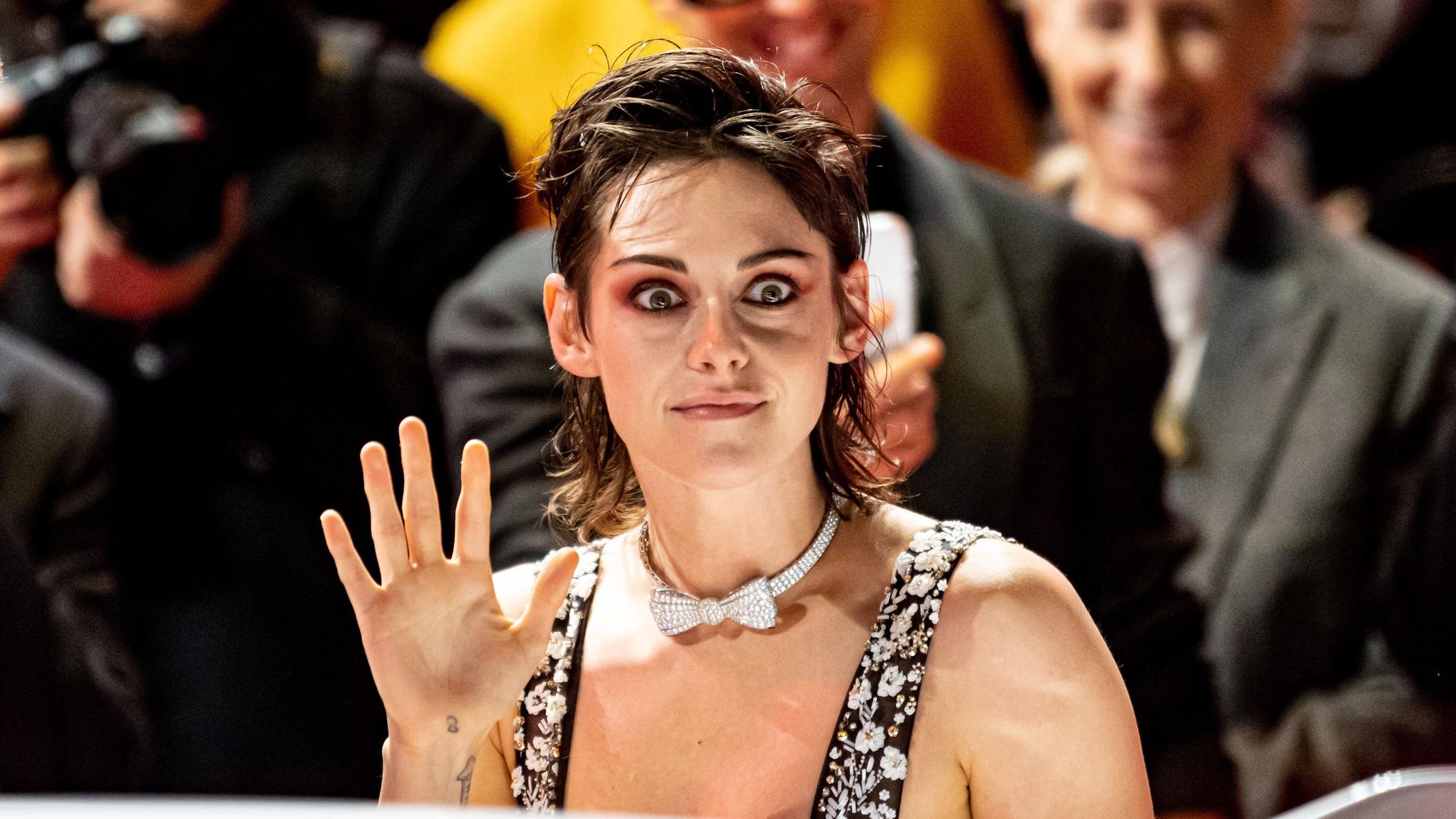 Kristen Stewart winkt den Fans.