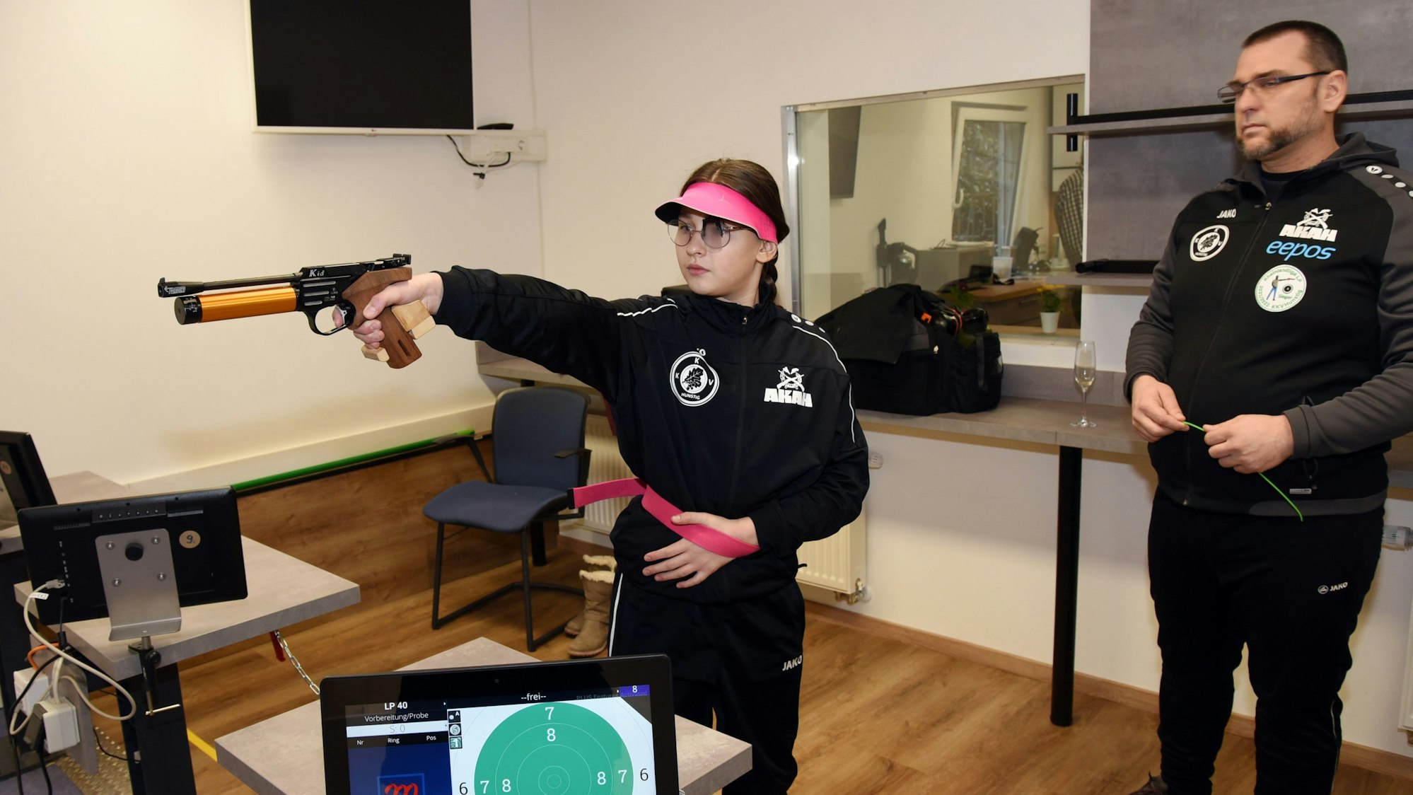 Vivienne Birkner zielt mit einer Sportpistole.