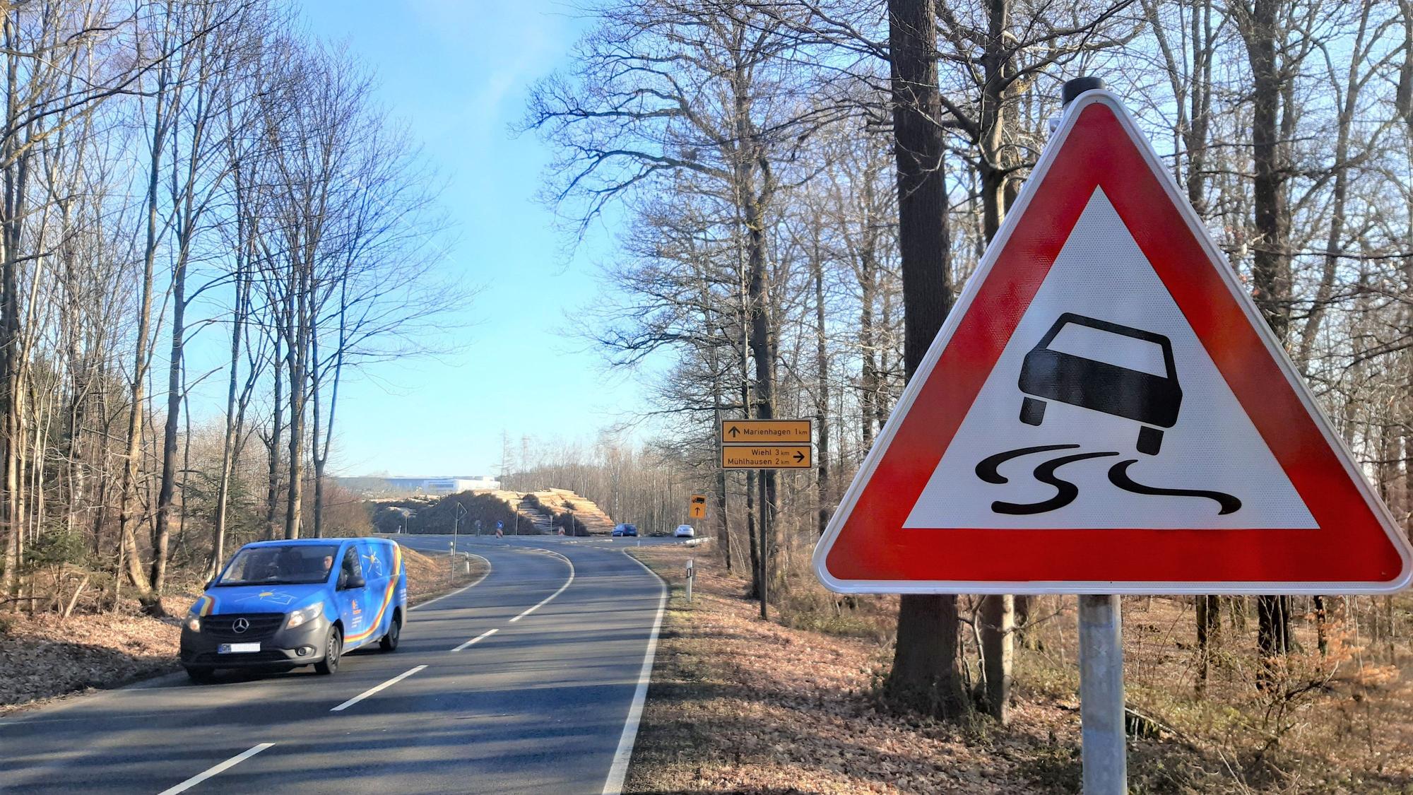 Ein Schleudergefahr-Schild im Einmündungsbereich der Straßen.