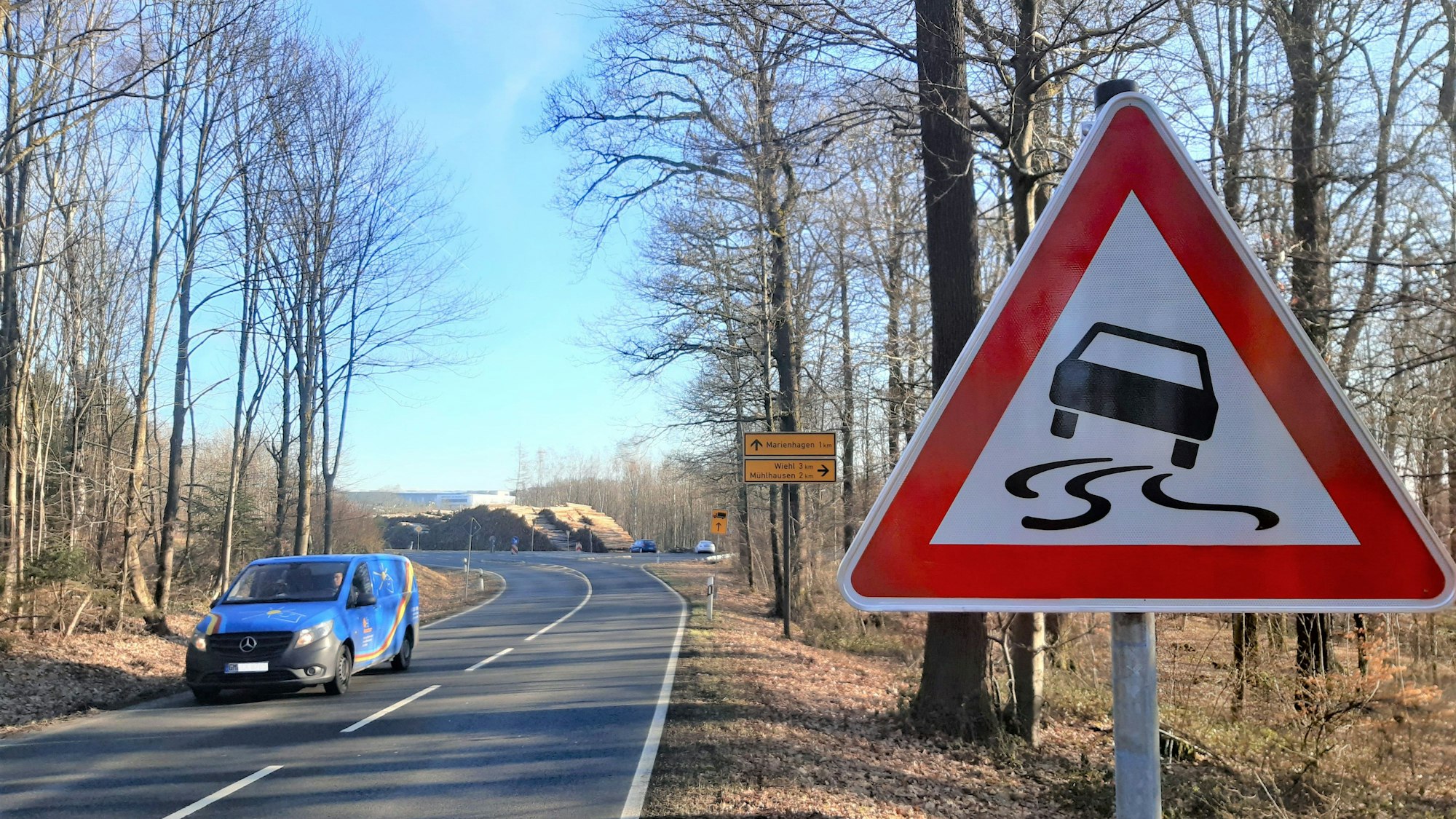 Ein Schleudergefahr-Schild im Einmündungsbereich der Straßen.