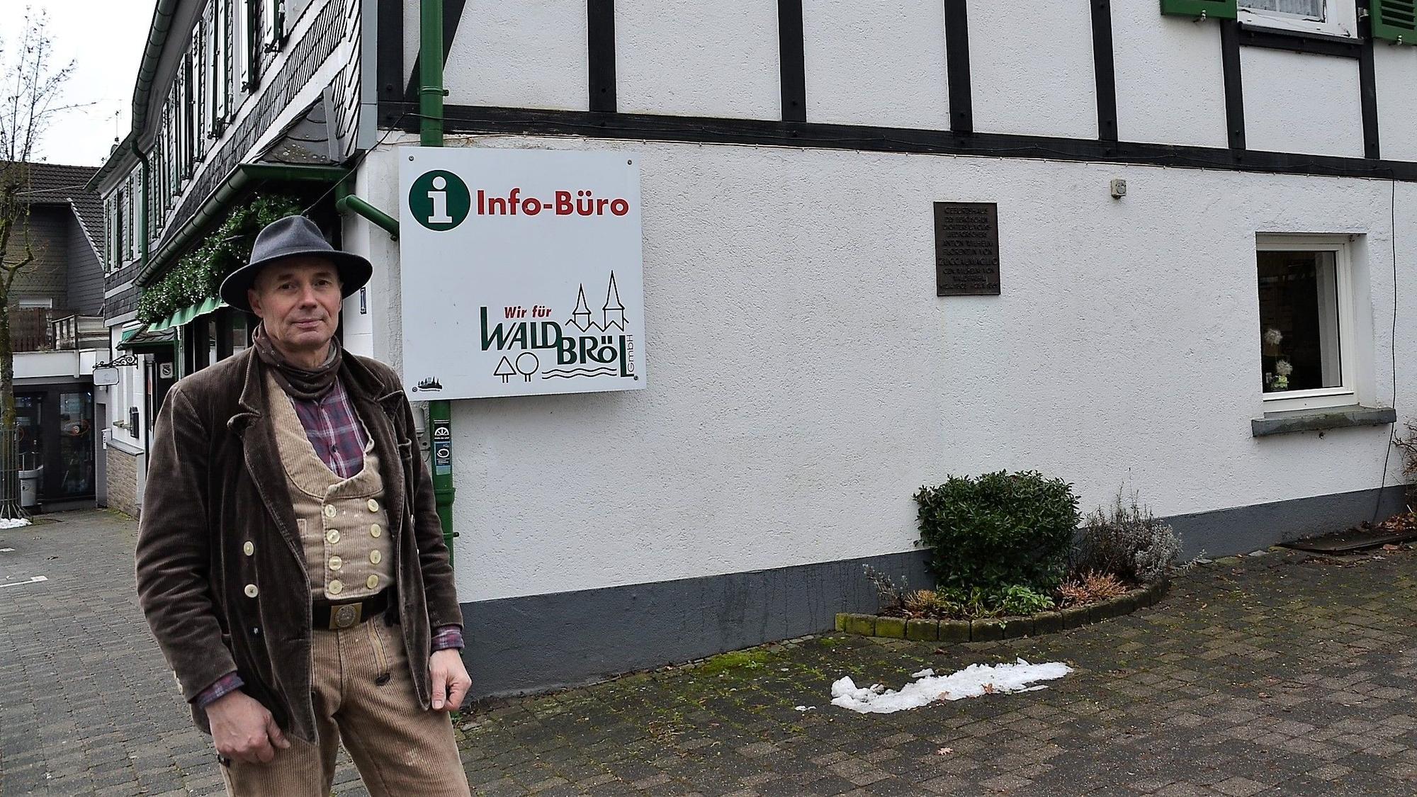 Joachim Jacobs vor dem Geburtshaus Zuccalmaglios.
