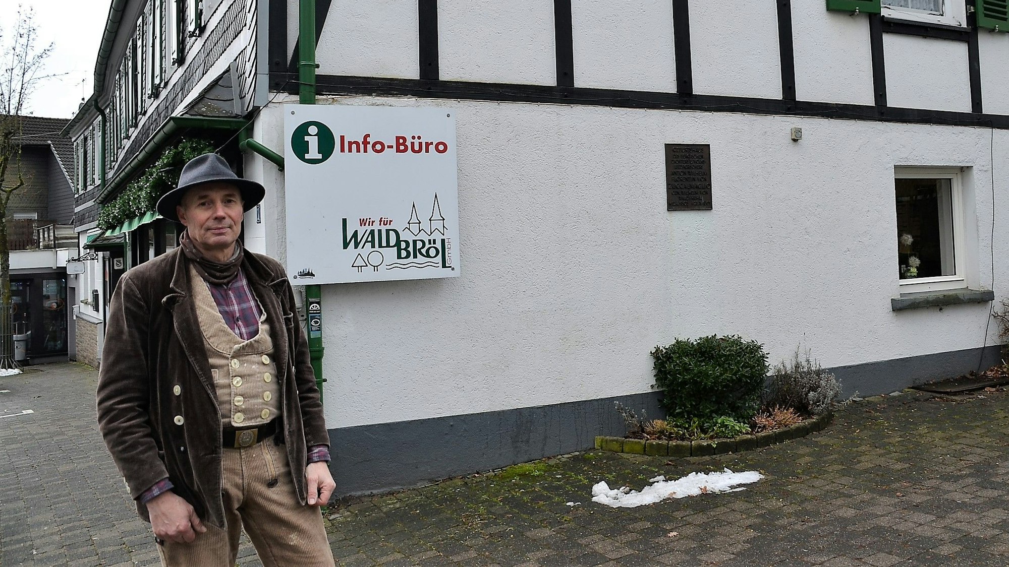 Joachim Jacobs vor dem Geburtshaus Zuccalmaglios.