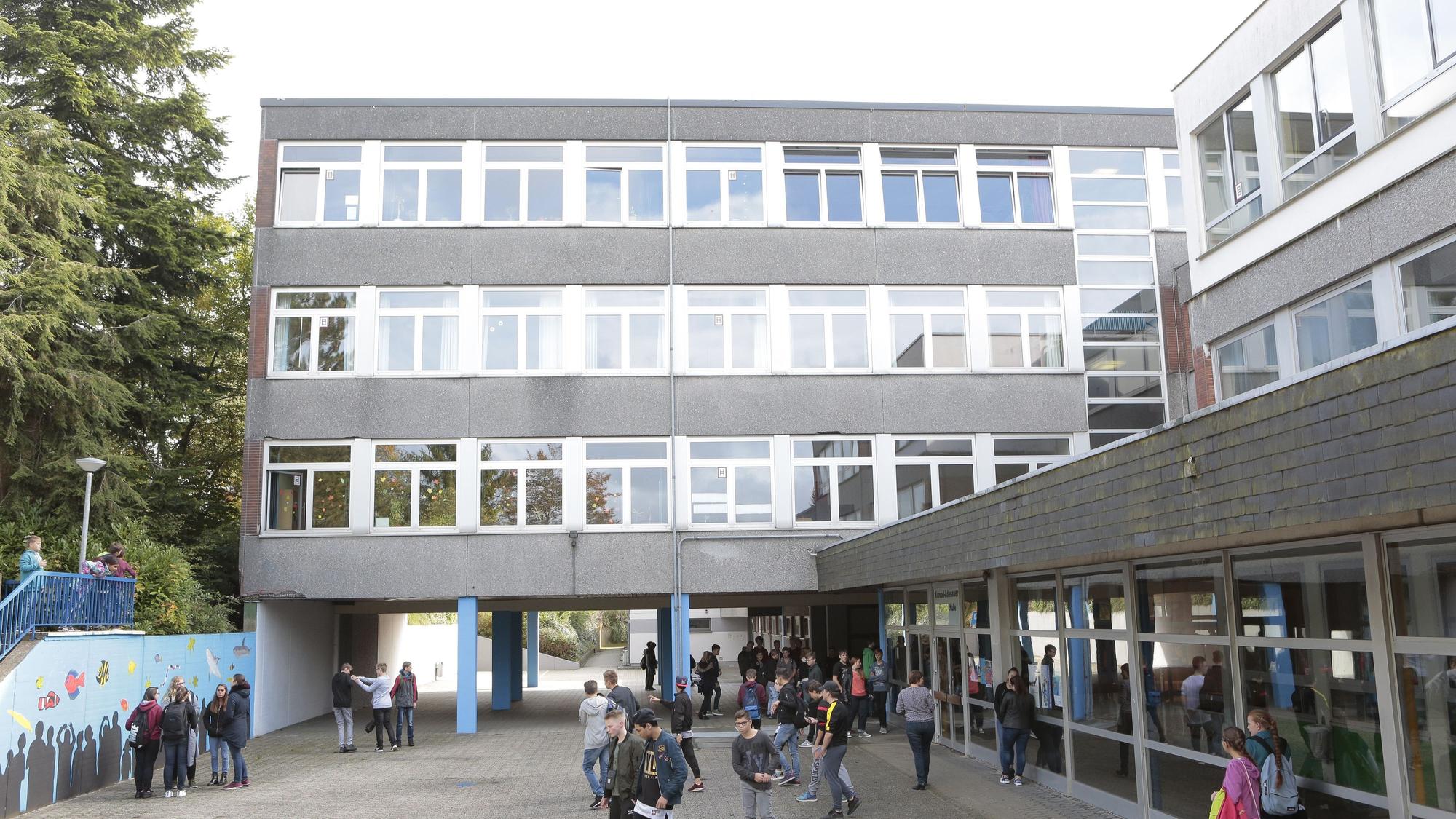 Es ist die Konrad-Adenauer-Hauptschule in Wipperfürth zu sehen.