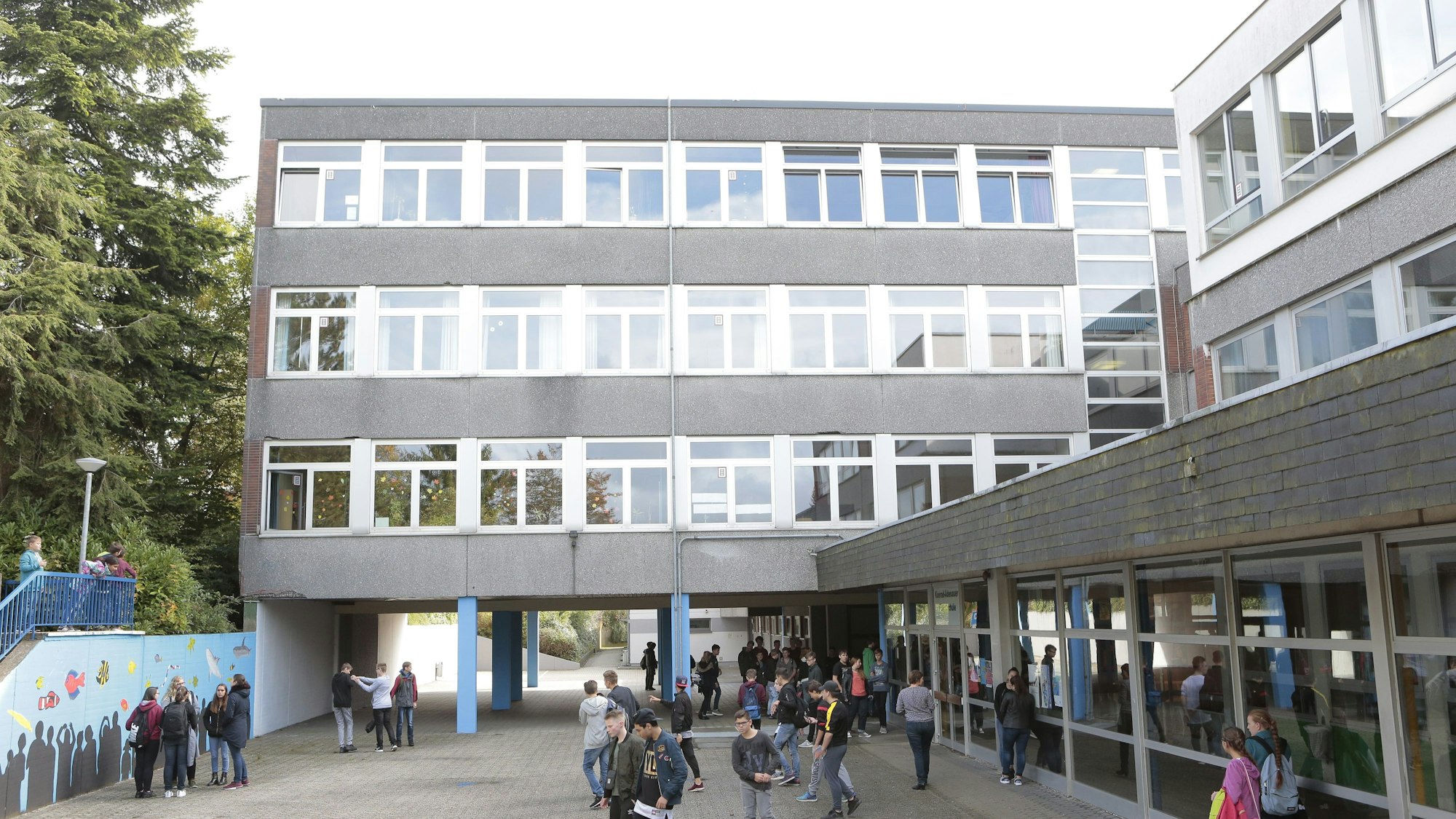 Es ist die Konrad-Adenauer-Hauptschule in Wipperfürth zu sehen.