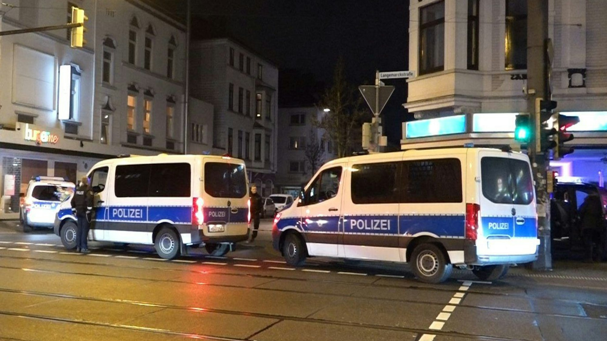 Bei einem Polizeieinsatz stehen Polizeifahrzeuge in der Bremer Neustadt.