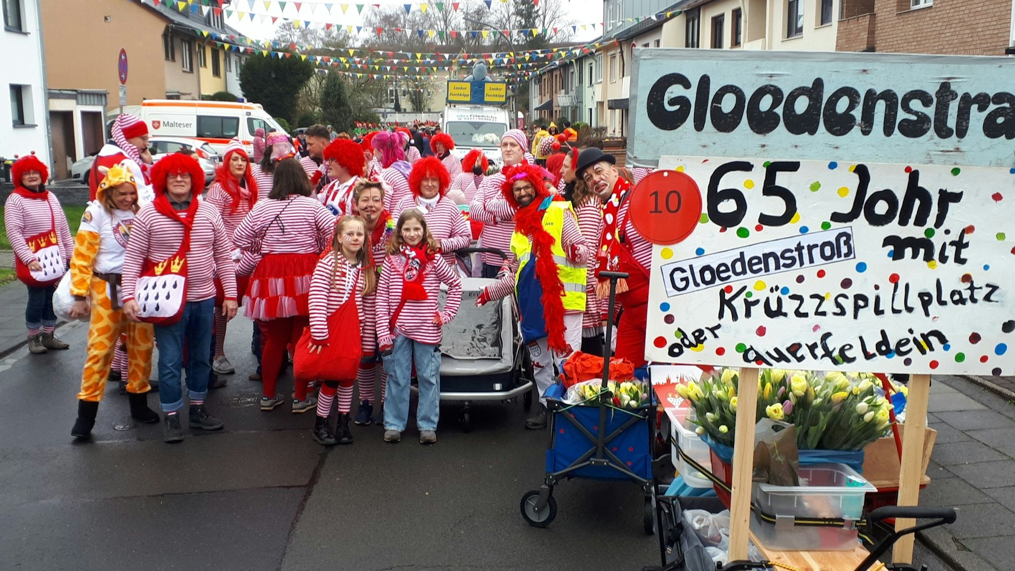 Die Nachbarschaftsgruppe aus der Gloedenstraße, die seit 65 Jahren besteht, ging als rot-weiße Clowns mit.