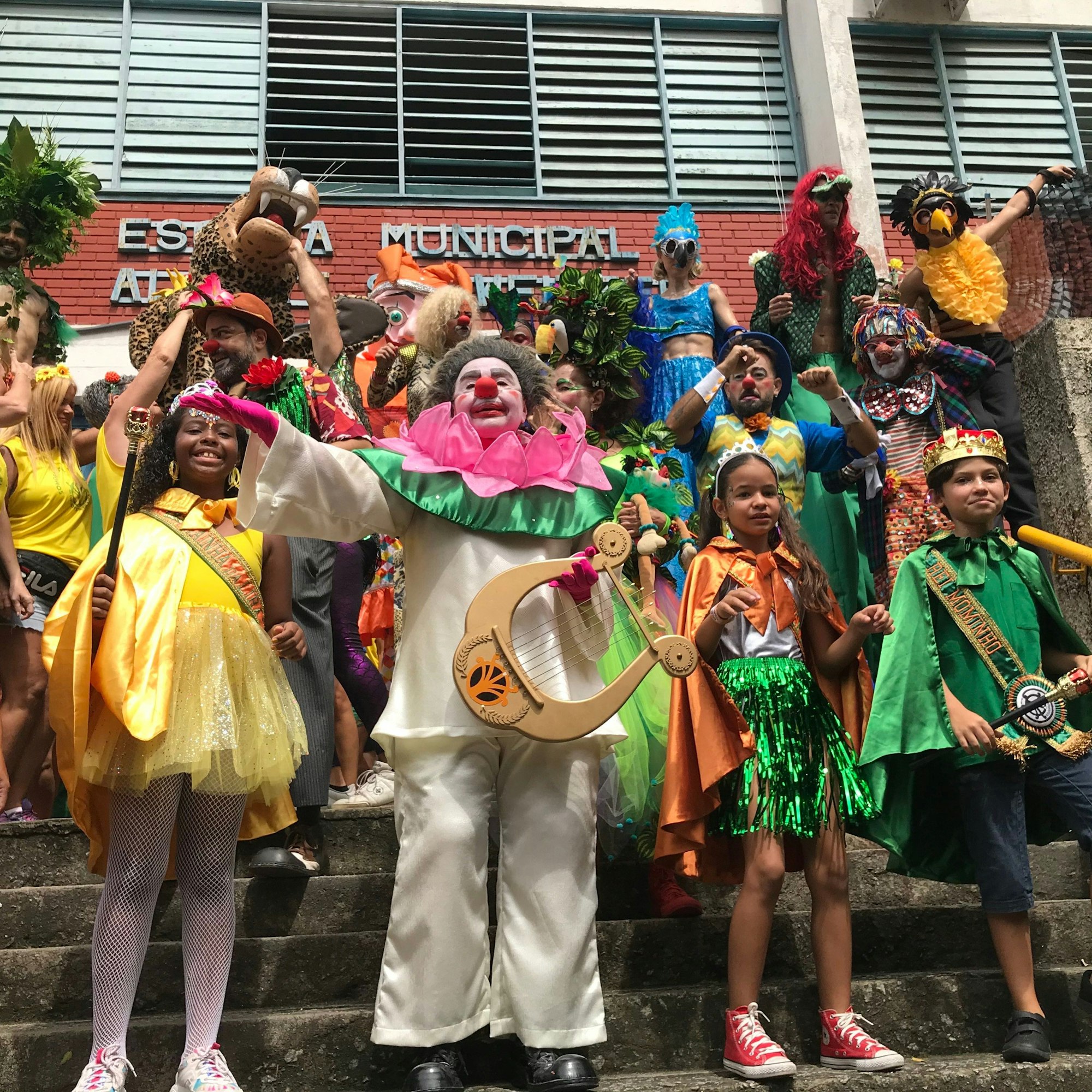 Die Kinder-Musikgruppe „Gigantes da Lira“ steht auf einer Treppe. Die Kinder-Gruppe wurde vor 25 Jahren von einem Clown gegründet.