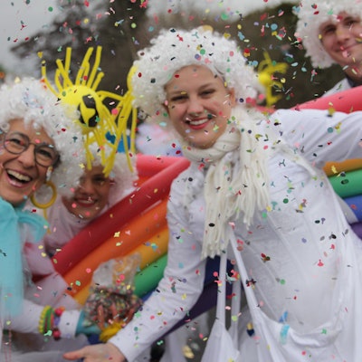 Jecke met Sunnesching: Wenn der Himmel in Vussem grau ist, bringt die Gruppe um Connie Luxen Sonne und Regenbogen eben selbst mit. Beste Laune haben sie sowieso.