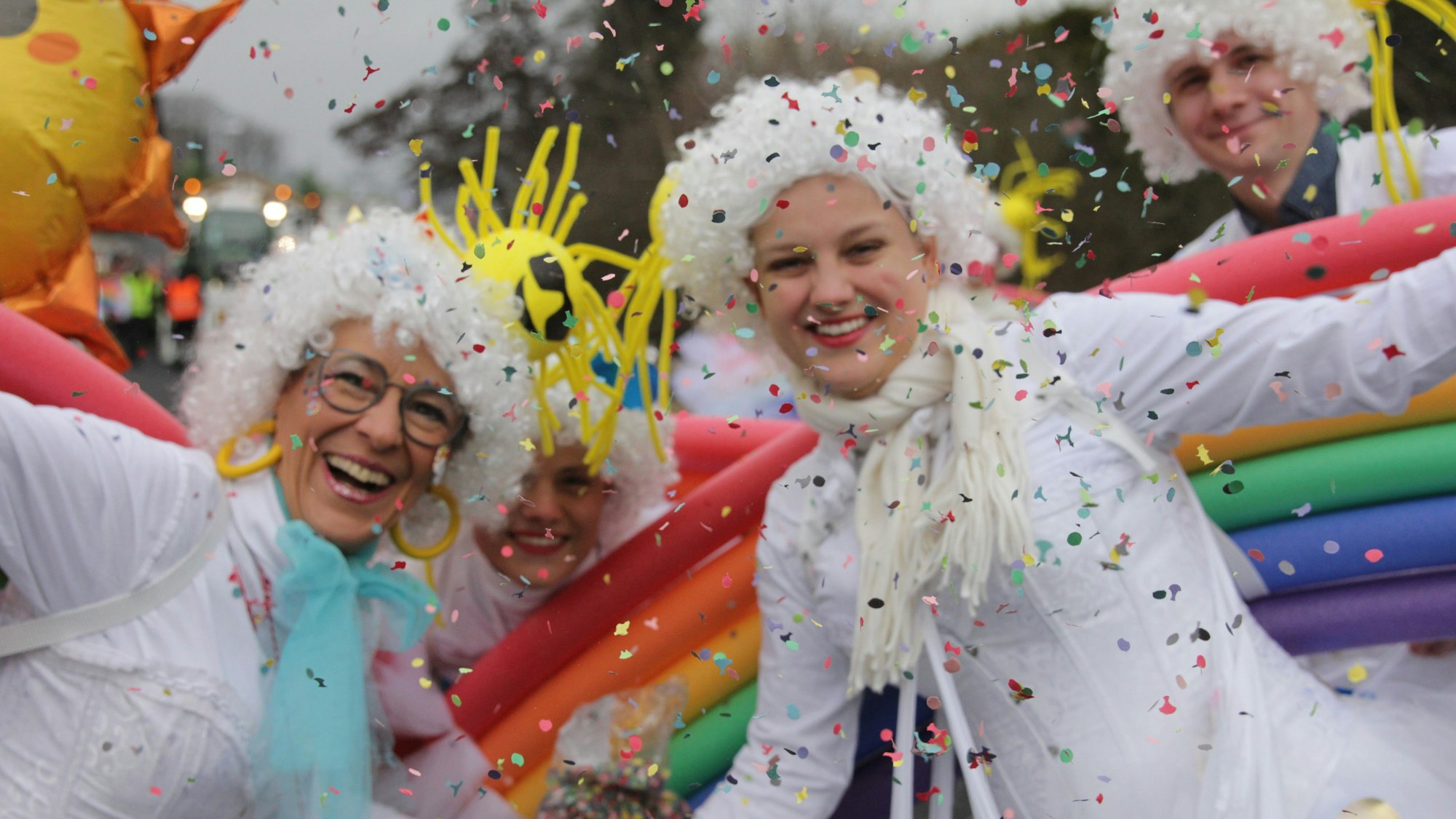 Jecke met Sunnesching: Wenn der Himmel in Vussem grau ist, bringt die Gruppe um Connie Luxen Sonne und Regenbogen eben selbst mit. Beste Laune haben sie sowieso.