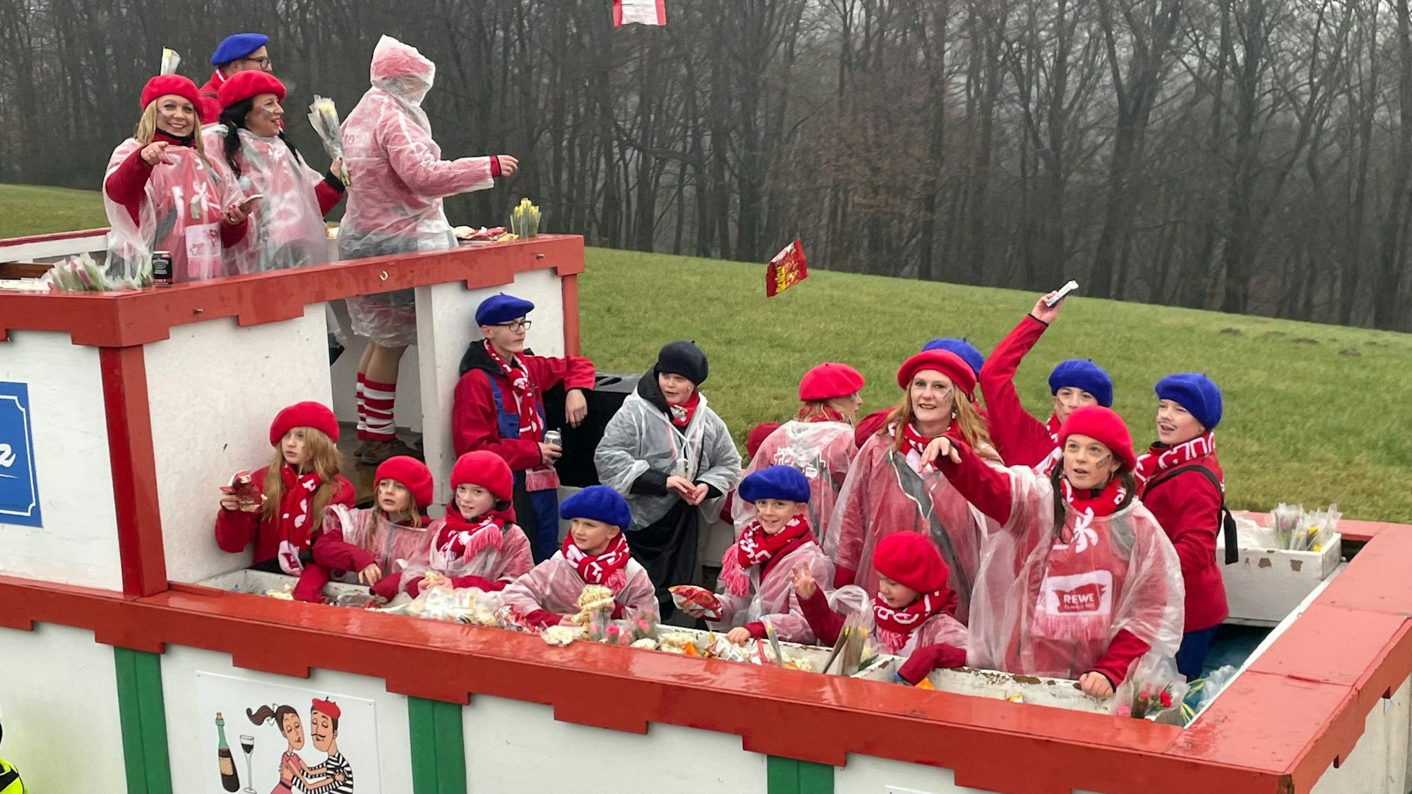 Eine Gruppe jubelt auf einem Karnevalswagen.