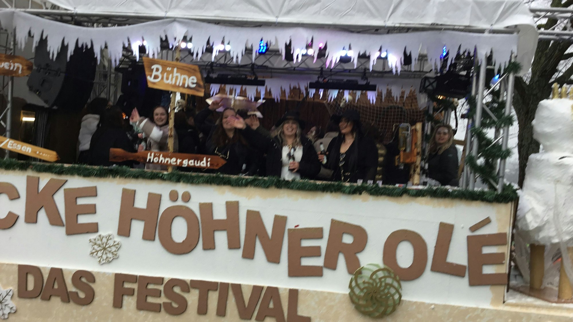 Frauen jubeln vom Festwagen der Jecken Höhner.