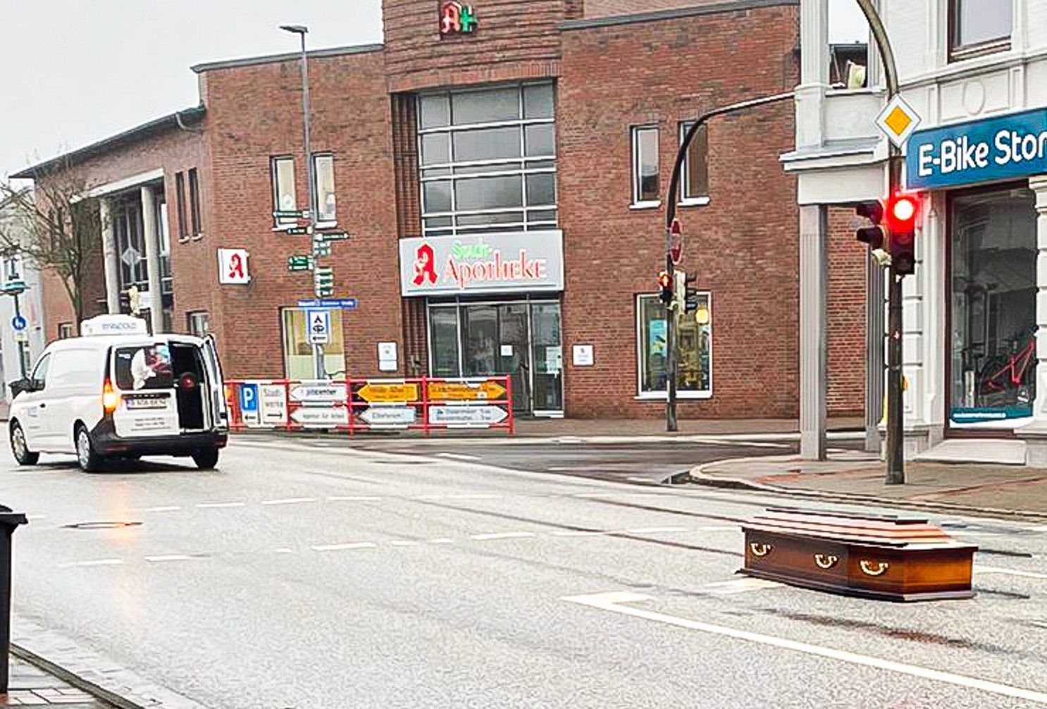 Ein Sarg liegt auf einer Straße. Für Aufsehen hat in Brunsbüttel ein aus einem Transporter gefallener Sarg gesorgt. Nach seinen Kenntnissen sei der Holzsarg am Freitag von der Ladefläche des Fahrzeugs auf die Straße gerutscht, sagte ein Polizeisprecher.
