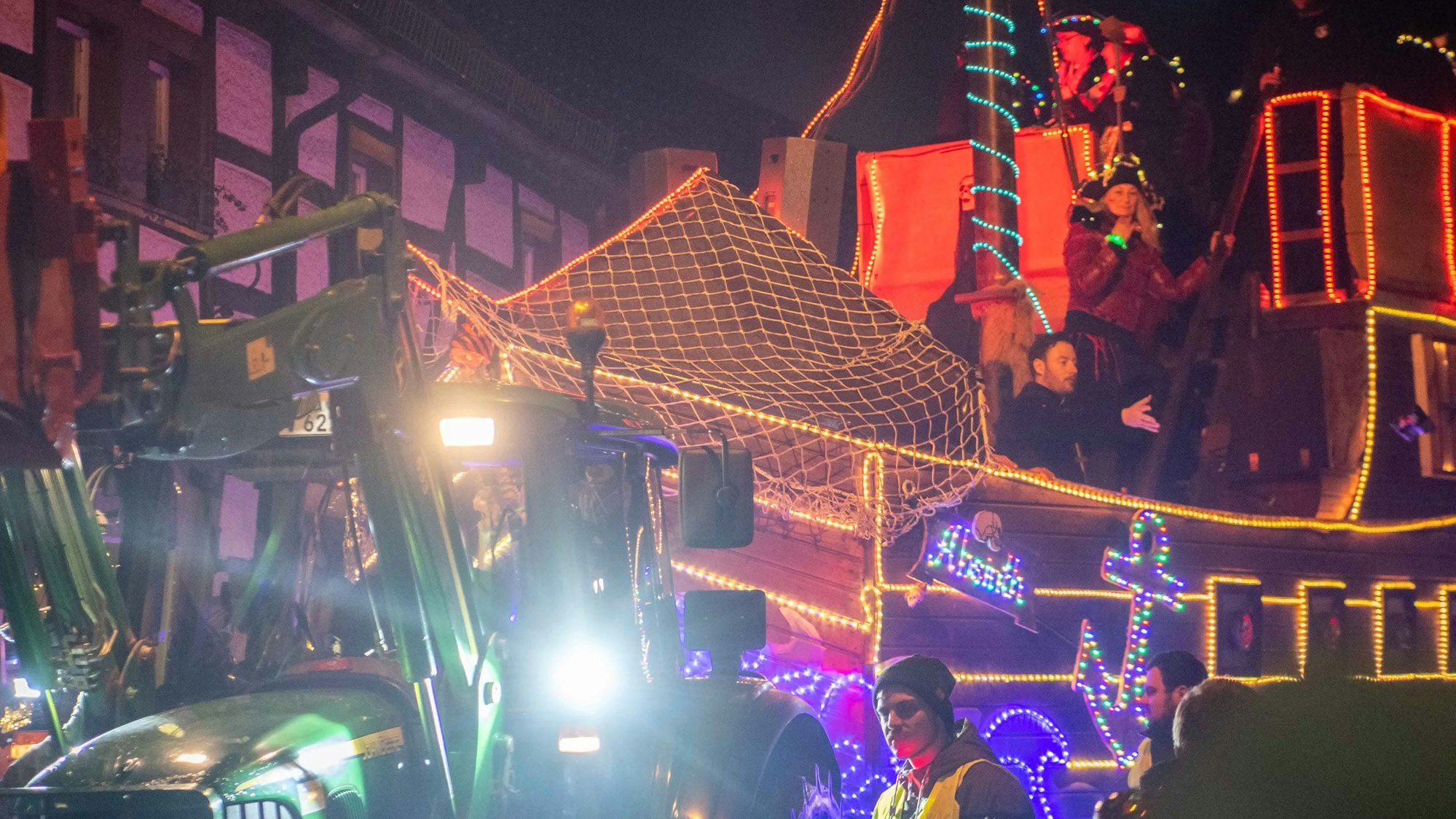 Ein bunt-leuchtendes Lichterschiff entert den Lichterzug in Eiserfey.