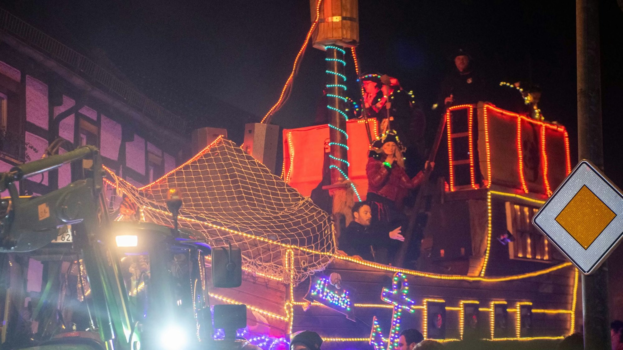 Ein riesiges Piratenschiff haben die Jecken aus Glehn als Karnevalswagen.