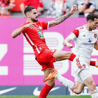 Fußball: 2. Bundesliga, 1. FC Kaiserslautern - 1. FC Nürnberg, 14. Spieltag, Fritz-Walter-Stadion. Kaiserslauterns Lex Tyger Lobinger (l) und Nürnbergs James Lawrence kämpfen um den Ball.