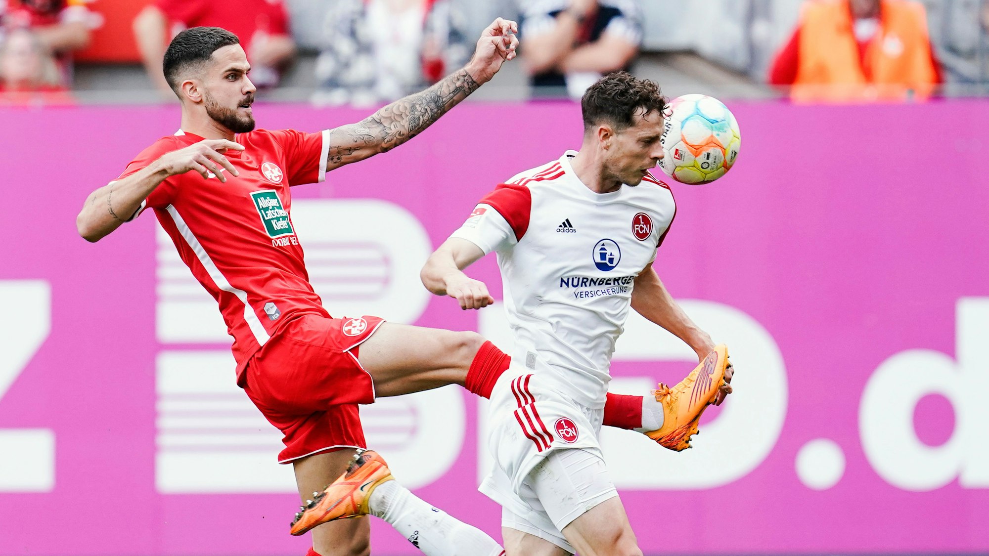 Fußball: 2. Bundesliga, 1. FC Kaiserslautern - 1. FC Nürnberg, 14. Spieltag, Fritz-Walter-Stadion. Kaiserslauterns Lex Tyger Lobinger (l) und Nürnbergs James Lawrence kämpfen um den Ball.
