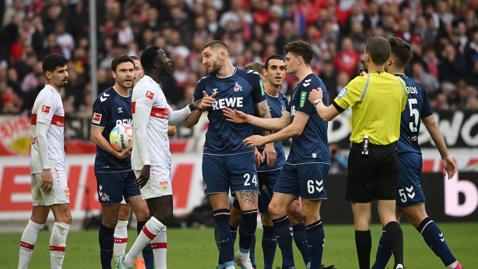 Stuttgarter und Kölner Spieler diskutieren.