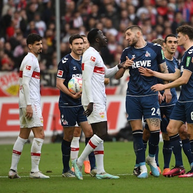 Stuttgarter und Kölner Spieler diskutieren.