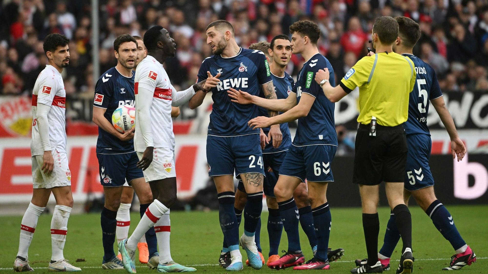 Stuttgarter und Kölner Spieler diskutieren.