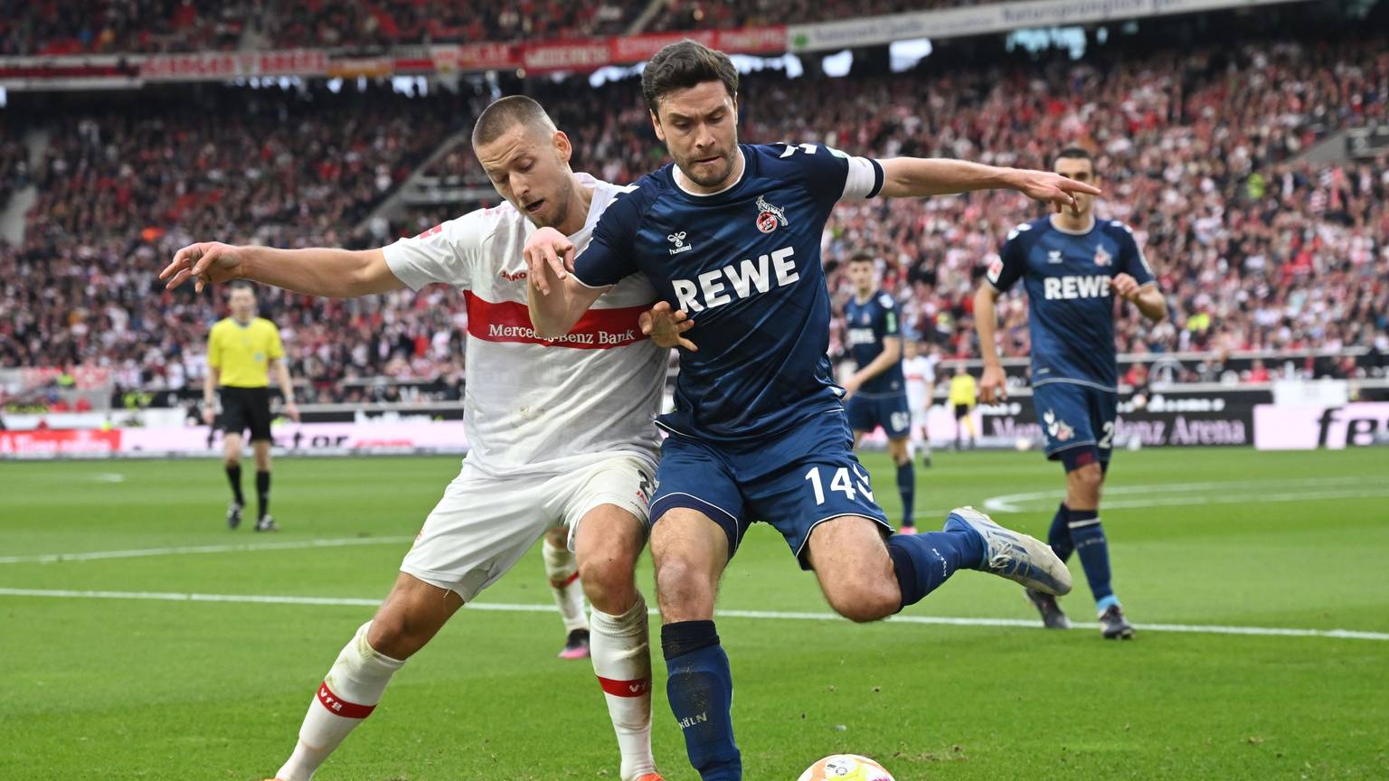 Stuttgarts Waldemar Anton (l) im Zweikampf mit Kölns Jonas Hector.