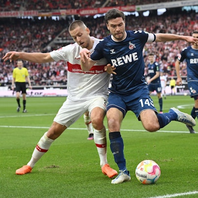 Stuttgarts Waldemar Anton (l) im Zweikampf mit Kölns Jonas Hector.