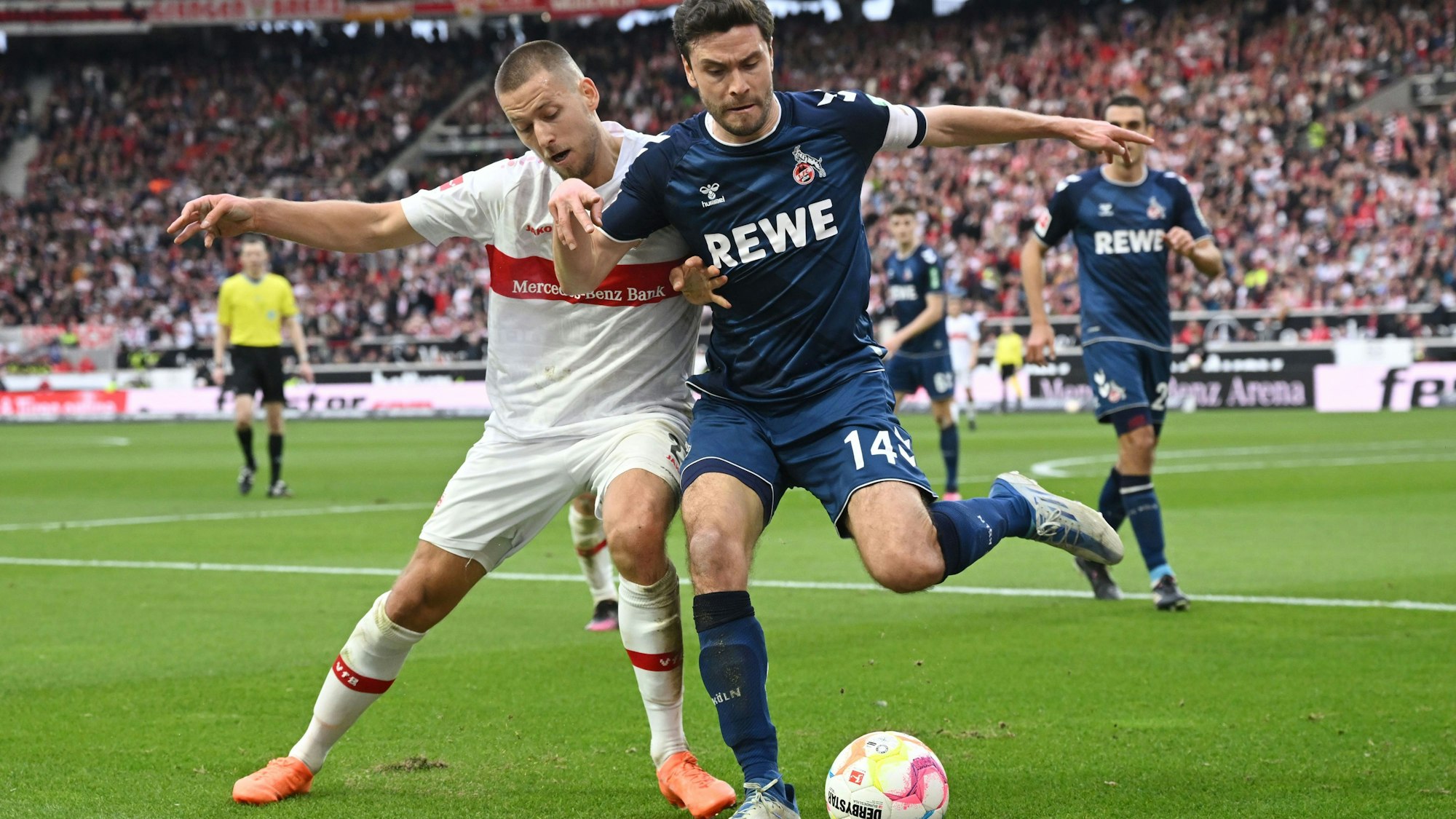 Stuttgarts Waldemar Anton (l) im Zweikampf mit Kölns Jonas Hector.
