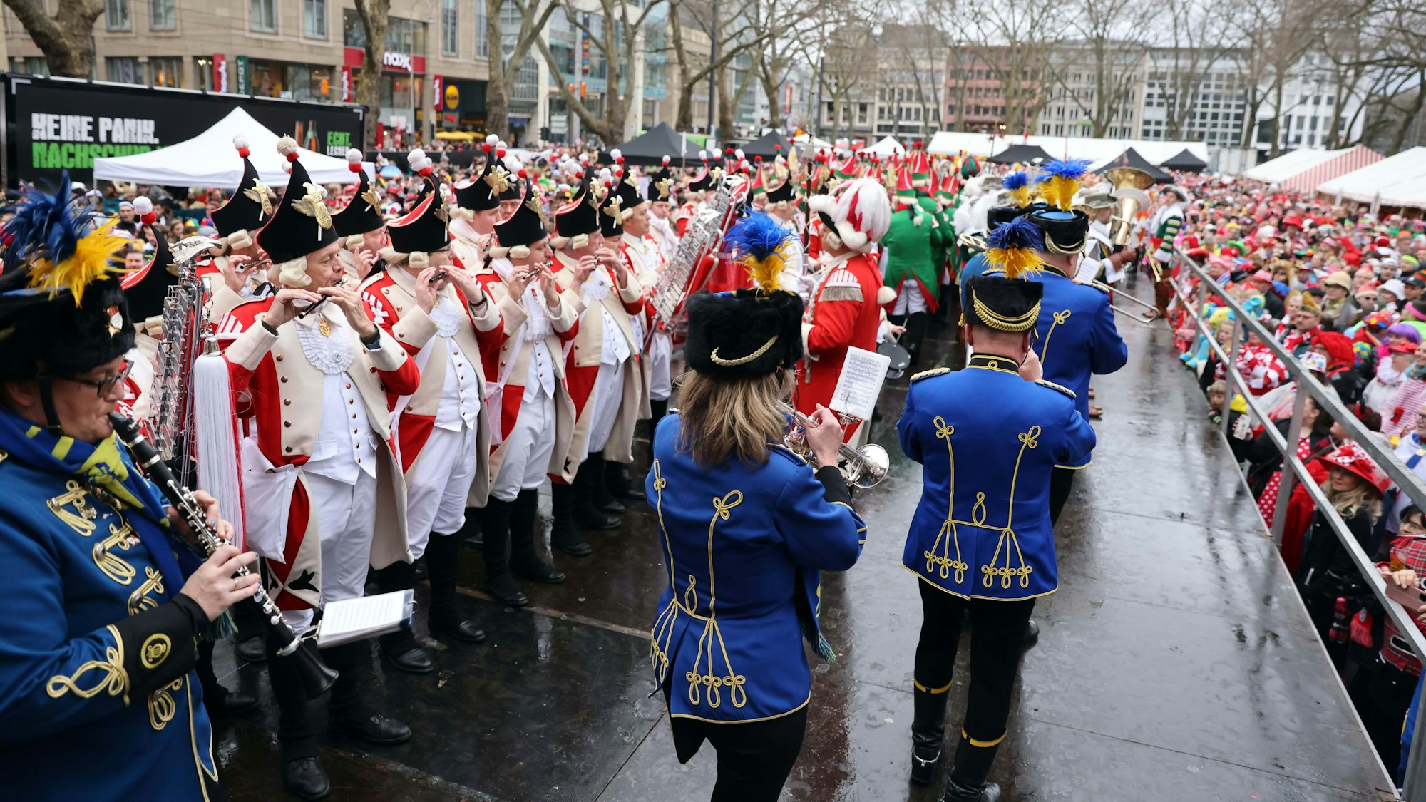 Der Andrang war groß beim Funkenbiwak der Roten Funken am Neumarkt.