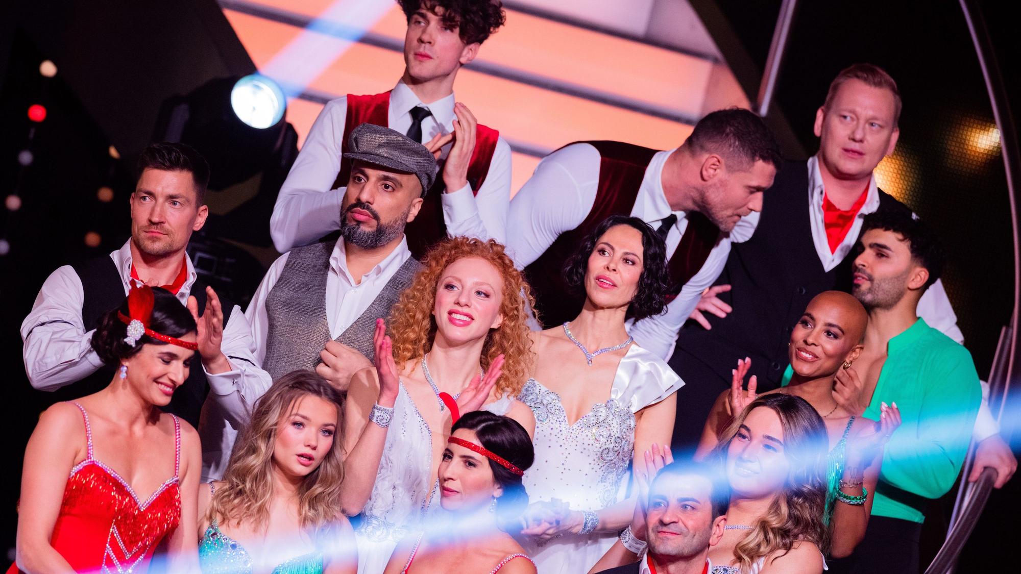 Die Promis, darunter Model Anna Ermakova (M), stehen zu Beginn der 16. Staffel der RTL-Tanzshow "Let's Dance" im Coloneum auf dem Parkett. Foto: Rolf Vennenbernd/dpa +++ dpa-Bildfunk +++
