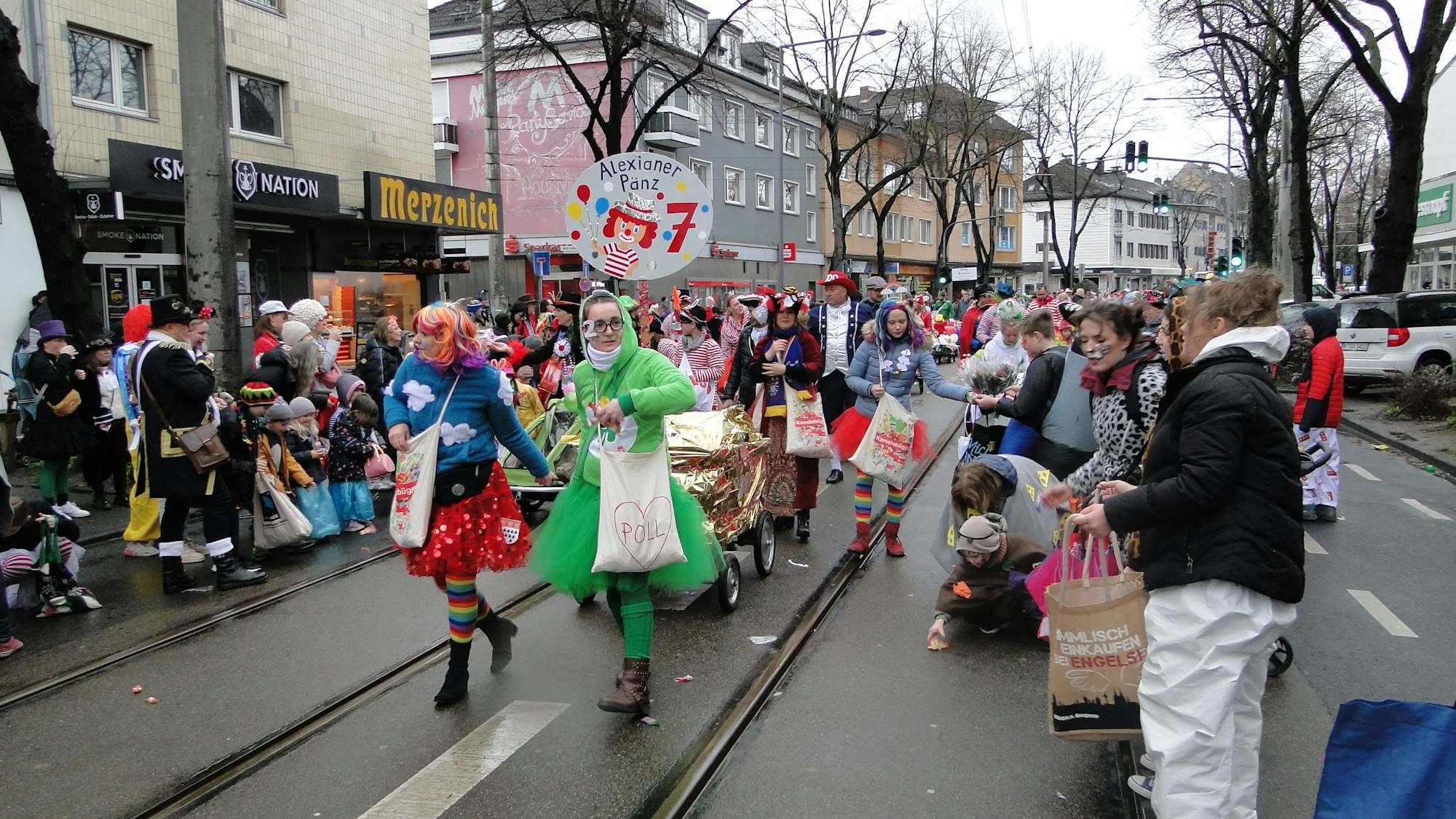 Die Jecken zogen über die Siegburger Straße in Poll. Vorne geht ein Frosch.
