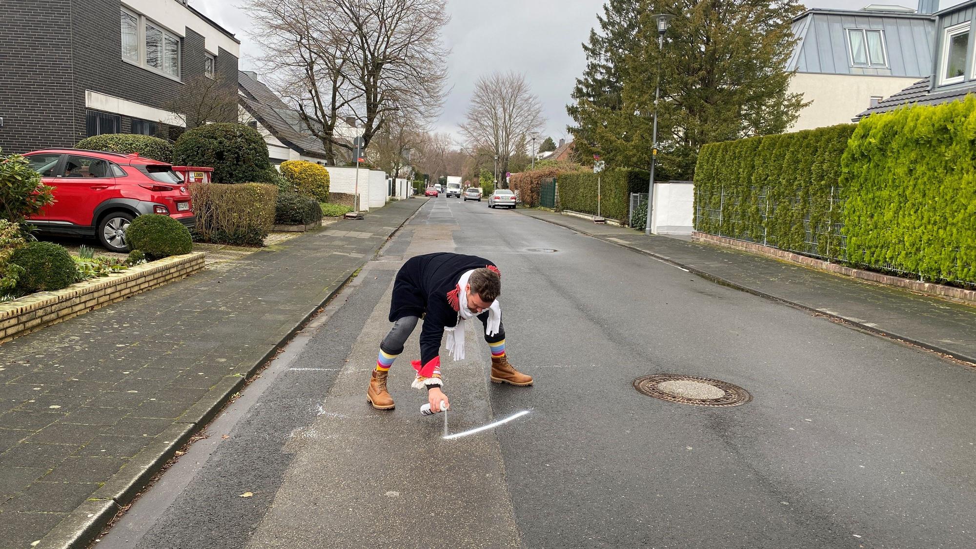 Die Nummern müssen neu auf die Straße gesprüht werden.