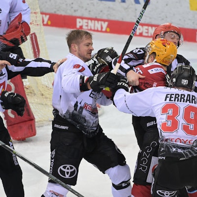 Schlaegerei zwischn Moritz Mueller Koelner Haie 91 und Christian Wejse Fischtown Pinguins 65, Fischtown Pinguins - Koelner Haie, Eishockey, Deutsche Eishockey Liga, DEL, 19.02.2023 Bremerhaven Bremen Deutschland *** Brawl between Moritz Mueller Koelner Haie 91 and Christian Wejse Fischtown Pinguins 65 , Fischtown Pinguins Koelner Haie, Ice Hockey, German Ice Hockey League, DEL, 19 02 2023 Bremerhaven Bremen Germany Copyright: xkolbert-press/BurghardxSchreyerx