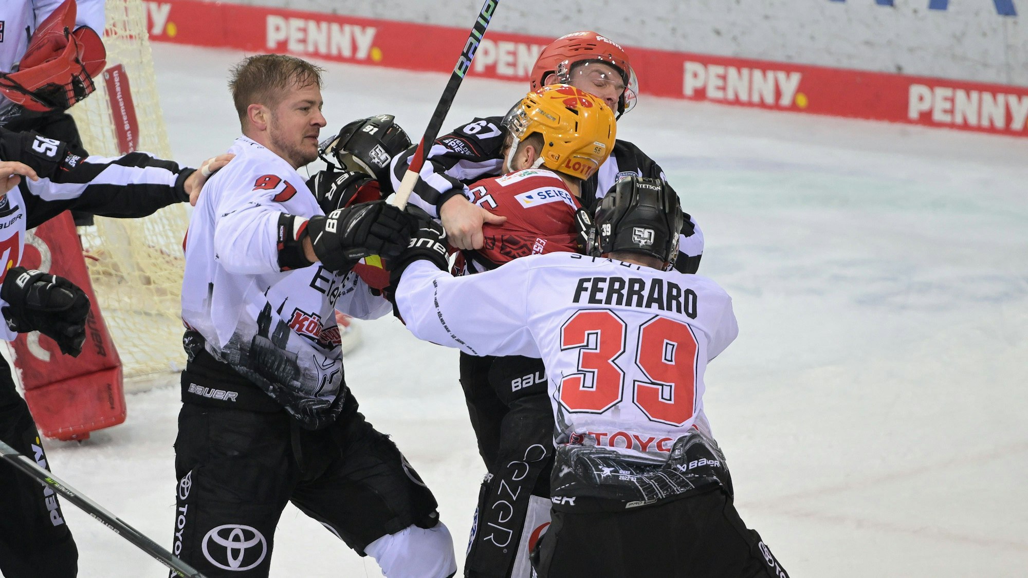Schlaegerei zwischn Moritz Mueller Koelner Haie 91 und Christian Wejse Fischtown Pinguins 65, Fischtown Pinguins - Koelner Haie, Eishockey, Deutsche Eishockey Liga, DEL, 19.02.2023 Bremerhaven Bremen Deutschland *** Brawl between Moritz Mueller Koelner Haie 91 and Christian Wejse Fischtown Pinguins 65 , Fischtown Pinguins Koelner Haie, Ice Hockey, German Ice Hockey League, DEL, 19 02 2023 Bremerhaven Bremen Germany Copyright: xkolbert-press/BurghardxSchreyerx