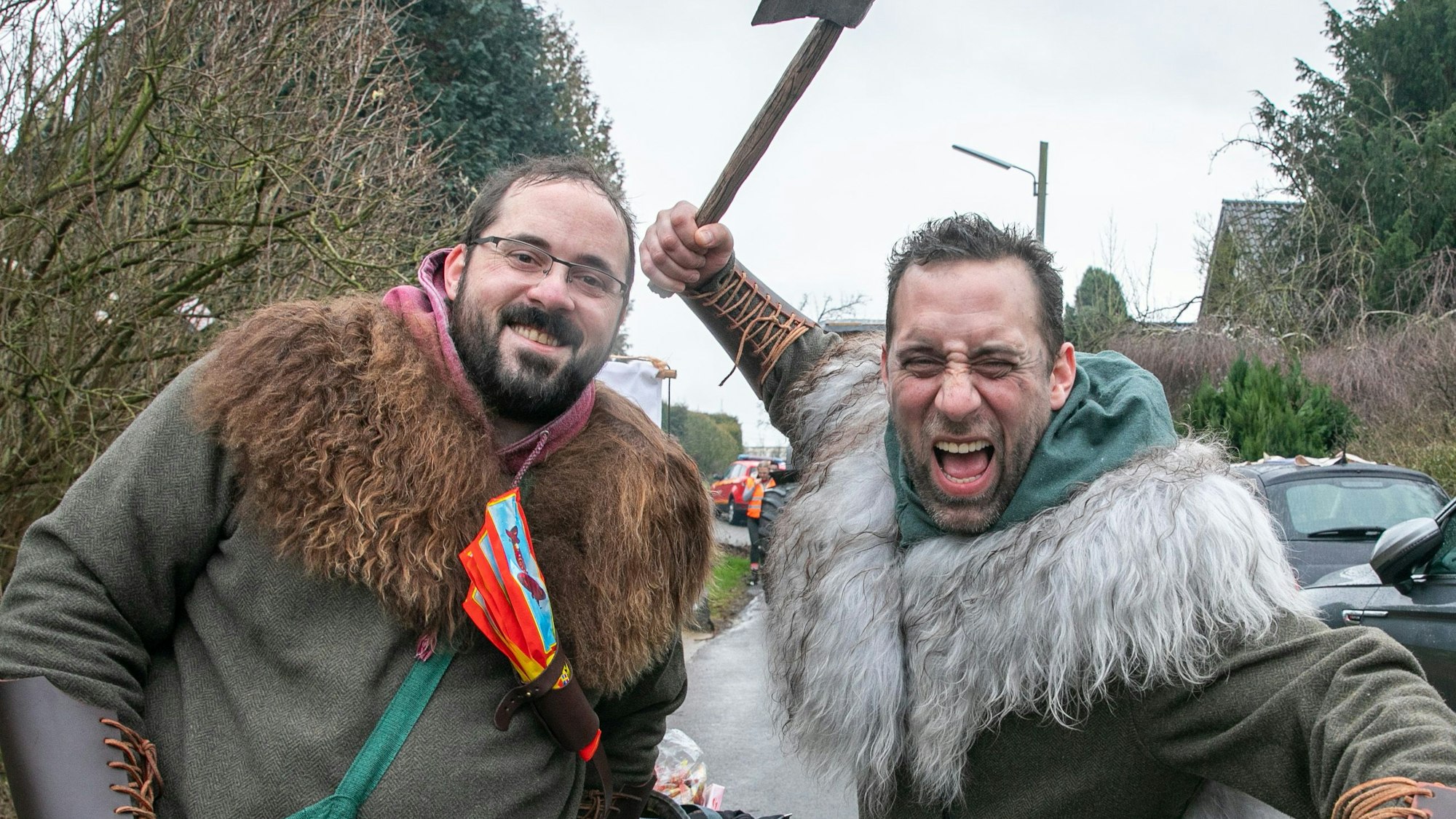 Diese beiden Wikinger machten den Karnevalszug in Fritzdorf unsicher.
