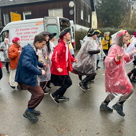 Als Piraten verkleidete junge Menschen tanzen.