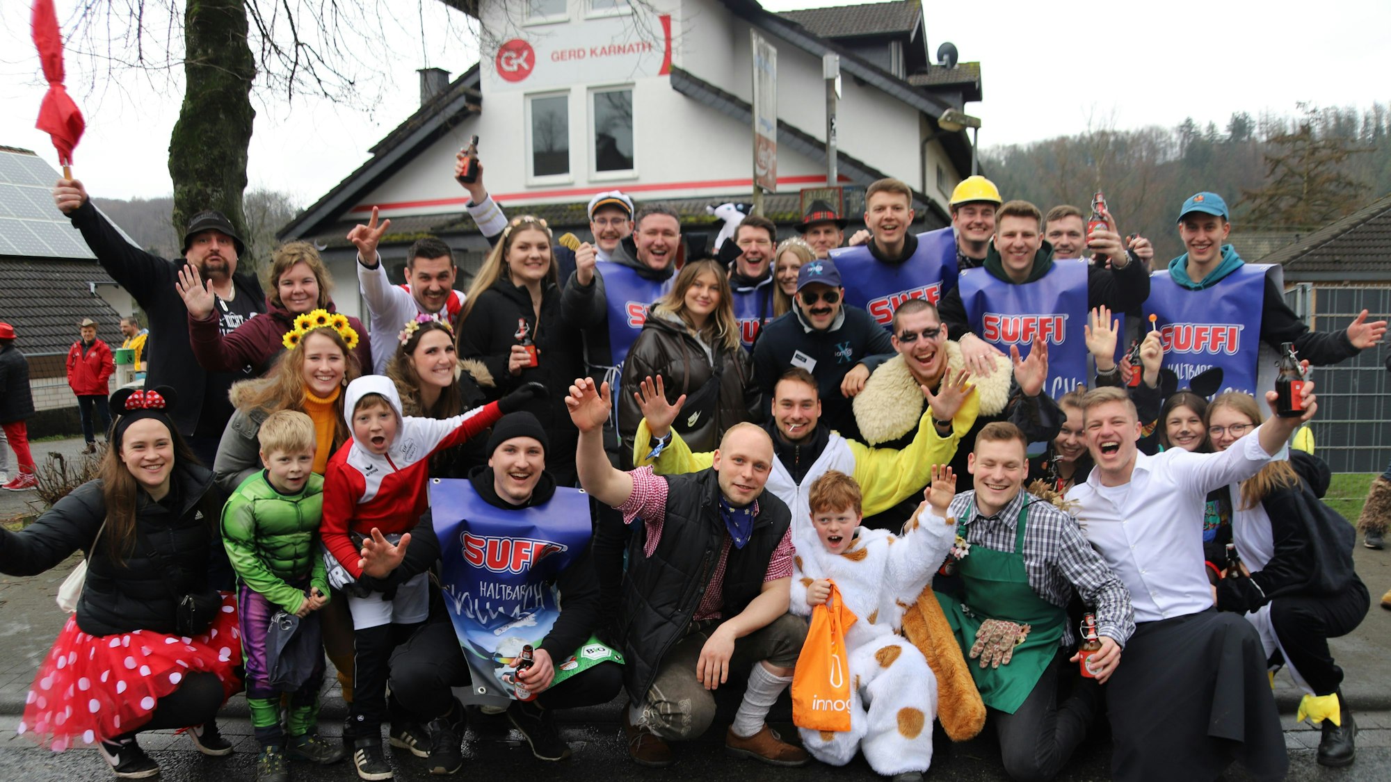 Die Fußballer des SSV Happerschoß mit Freundinnen und Freunden.